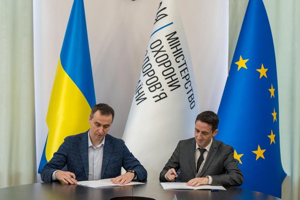 Підписання першого траншу благодійної пожертви французького благодійного фонду «Mесеnat Servier» в межах глобальної ініціативи United24, яка буде використана на відновлення Чернігівської центральної районної лікарні. Фото: сторінка Віктора Ляшка, міністра охорони здоров’я України у Facebook https://bit.ly/3MVnBjF