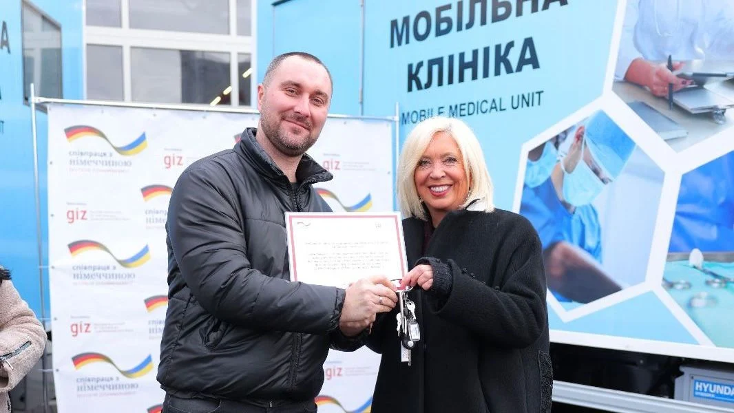 Десять мобільних клінік, переданих громадам Харківської, Чернігівської, Сумської, Дніпропетровської, Миколаївської та Одеської областей за підтримки уряду Німеччини