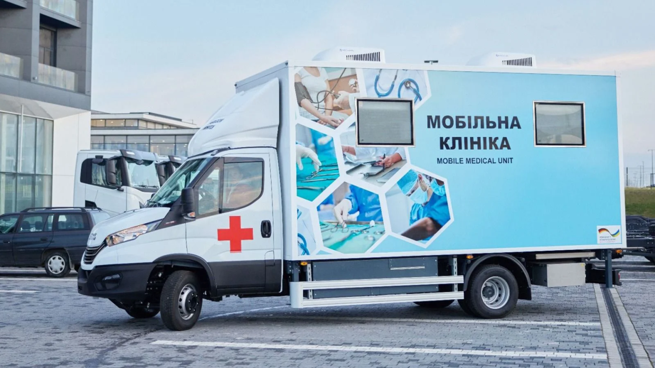 Десять мобільних клінік, переданих громадам Харківської, Чернігівської, Сумської, Дніпропетровської, Миколаївської та Одеської областей за підтримки уряду Німеччини