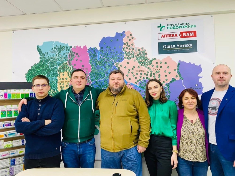 Слева направо: врач 27-й УАЭ Василий Матковский, исполнительный директор "Аптека Подорожник" Тарас Коляда,  директор ГУ НАНЦ Евгений Дикий, корреспондент Марьяна Оленская, пресс-секретарь НАНЦ Елена Марушевская, врач 25-й УАЭ Игорь Дейнека во время посещения центрального офиса аптечной сети «Подорожник», г. Львов. /podorozhnyk.com