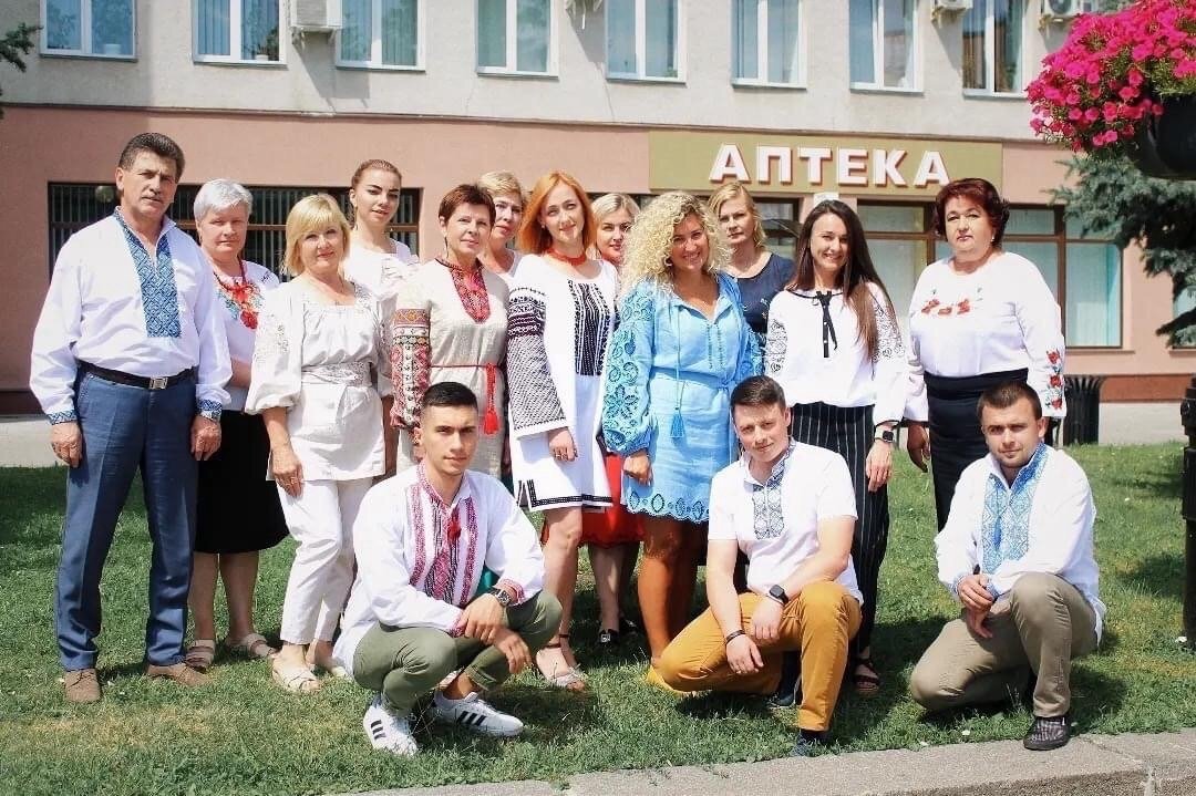 Колектив у День вишиванки