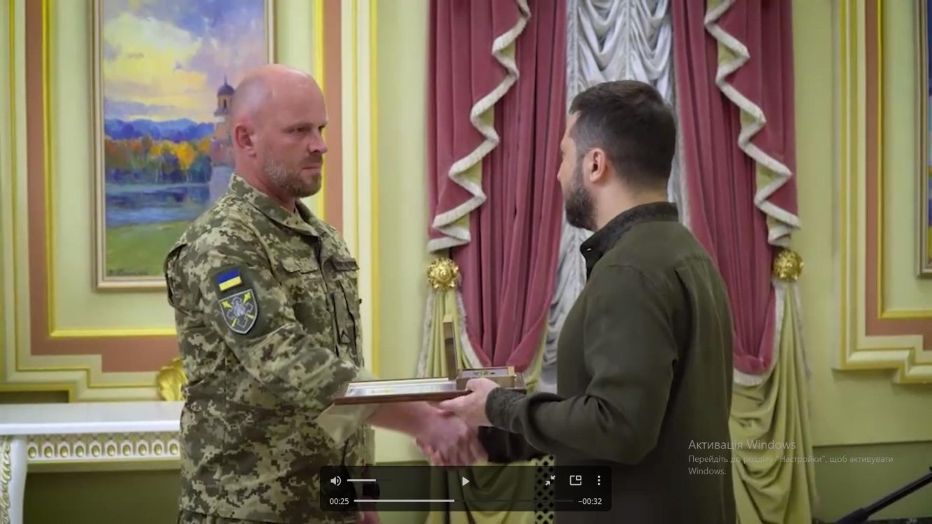 Андрій Свист отримує нагороду