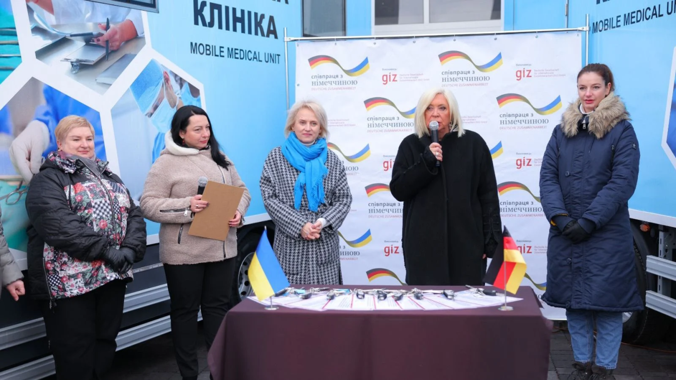 Десять мобільних клінік, переданих громадам Харківської, Чернігівської, Сумської, Дніпропетровської, Миколаївської та Одеської областей за підтримки уряду Німеччини