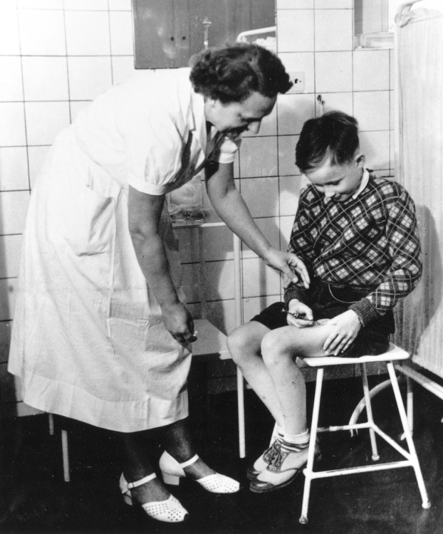 1947 год. Медсестра учит молодого пациента самостоятельно делать инъекции инсулина