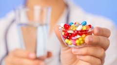 Женщина принимала одновременно 43 рецептурных препарата – и почти столько же ОТС