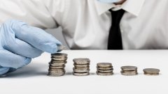Официальные зарплаты фармацевтов в аптеках значительно ниже средней по стране — соответствует ли это действительности? /freepik