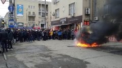 В Запорожье активисты самовольно изъяли из аптек наркосодержащие препараты и сожгли их на улице