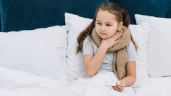 Дівчинка з хворим горлом /freepik
