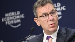 Колишнє керівництво Pfizer виказало лояльність до фармгіганта