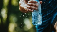 Ізотонік: з аптеки чи власноруч? Стежимо за водно-електролітним балансом!