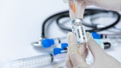 Прививки, которые спасают: эксперт о вакцинации взрослых и детей от COVID-19 /freepik