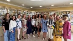 Ольга Садовник, генеральний директор ТДВ «Рівнефармація» (четверта праворуч) разом зі своїм колективом. /Прес-служба «Рівнефармація»