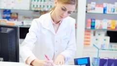 Фармацевт на рабочем месте /freepik