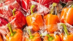 Популярные фрукты и овощи содержат слишком много пестицидов