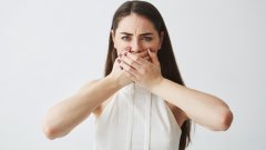 Молодая женщина с ощущениями дискомфорта во рту. Иллюстративное фото /freepik