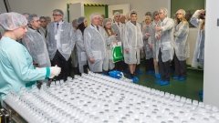 Марина Порошенко посетила открытие инновационного производства инфузионных растворов на «Дарнице» и приняла участие в передаче препаратов военным