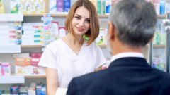 Пациент получает консультацию в аптеке /freepik