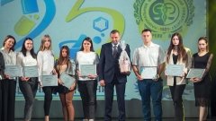 Студенти НФаУ, які працюють в аптеках Аптечної мережі 9-1-1, отримали від компанії сертифікати на щомісячну персональну стипендію в розмірі 3 тис. гривень на весь 2024/2025 н.р. /Прес-служба «Аптечна мережа 9-1-1»