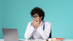 Врач, испуганный ошибкой в назначении лечения. Иллюстративное фото /freepik