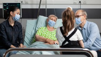 Чи можна бути поруч із близькою людиною в реанімації: права пацієнтів /Magnific