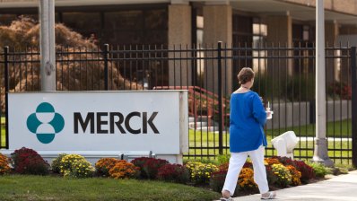 Кеннет Фрейзер останется на посту исполнительного директора Merck &amp; Co после достижения пенсионного возраста