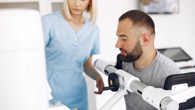 Сергій Кузьміних: майже 230 тисяч українців вже отримали безоплатні реабілітаційні послуги /freepik
