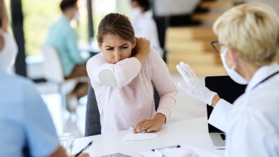 Лікарі намагаються заспокоїти агресивну пацієнтку. Ілюстративне фото /freepik