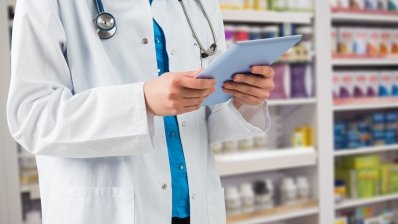 Может ли аптека заключить договор с НСЗУ при отсутствии в ней фармацевта и по каким причинам договор может быть расторгнут? /freepik