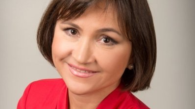 Запалення ясен, симптоми гінгівіту та його лікування – стоматолог оглядає пацієнта