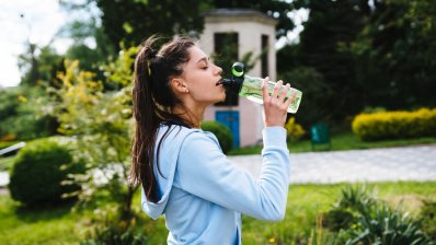 Питьевой режим летом – как удержать водный баланс и не «ударить» по почкам /freepik