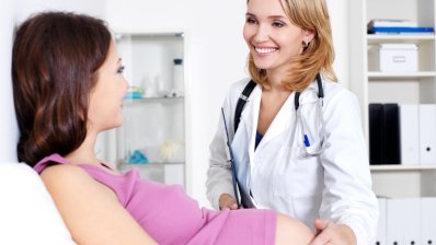 Беременная женщина на осмотре у доктора. Иллюстративное фото /freepik
