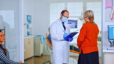 У Держбюджеті- 2026 закладено ресурс для підвищення зарплат медичним працівникам — Мінфін /freepik