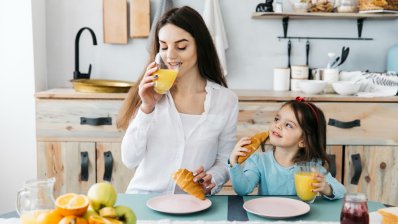 Мама з донькою за сніданком. Ілюстративне фото /freepik
