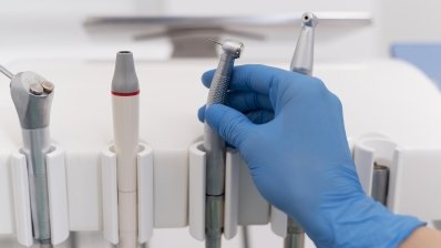 В Україні стоматологічна допомога та зубопротезування для іноземних військових і тих, хто пережив полон, будуть безкоштовними /freepik
