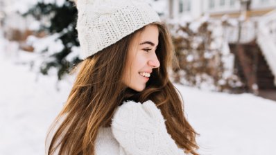 Як зберегти волосся здоровим і красивим взимку. Ілюстративне фото /freepik