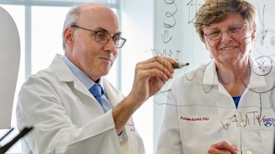 Нобелевская премия по медицине досталась ученым, благодаря которым появились мРНК-прививки от COVID