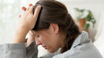 Мігрень з аурою сигналізує про ризик інсульту /freepik
