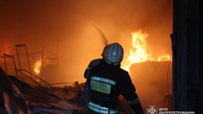Під час атаки на Дніпро знищено склад мережі аптеки «Мед-Сервіс» /ДСНС