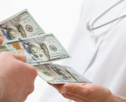 Експерт пропонує виплачувати учасникам клінічних досліджень «зарплату»