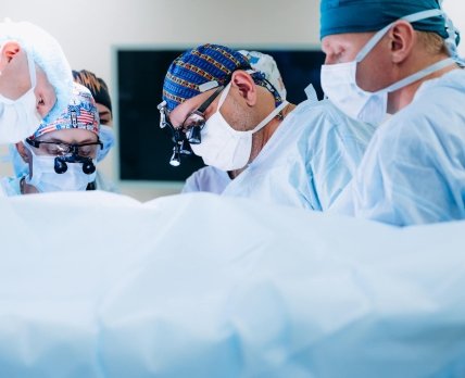 Лікарі в «Охматдиті» проводять трансплантацію Фото: /Facebook