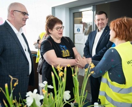 Ірина Микичак вітається з польською волонтеркою. Фото /Facebook