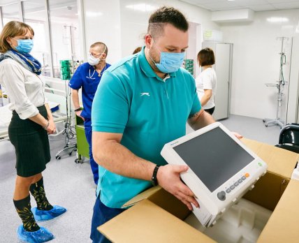 Несколько киевских больниц уже получили оборудование от «Благотворительного фонда семьи Жебривских»