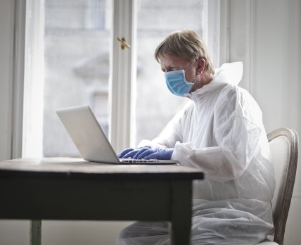 Что известно о ситуации с COVID-19 и новом варианте Stratus: объяснили в ЦОЗ /freepik