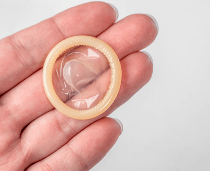 Производитель сообщил о рекордном снижении продаж презервативов и обвинил в этом COVID-19