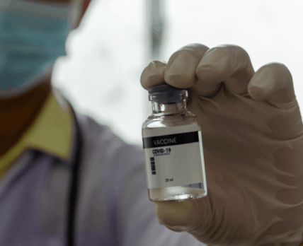 Сотні вакцинованих медичних працівників захворіли на COVID-19 в Індонезії
