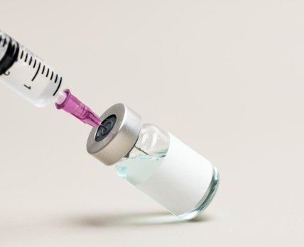 Бутылка с вакциной. Иллюстративное фото /freepik