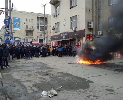 В Запорожье активисты самовольно изъяли из аптек наркосодержащие препараты и сожгли их на улице