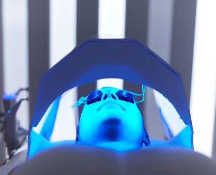 Терапия синим светом – неинвазивный вариант лечения болезни Гровера
