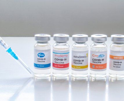 Коктейль из вакцин: Минздрав изменил схемы COVID-вакцинации /Shutterstock