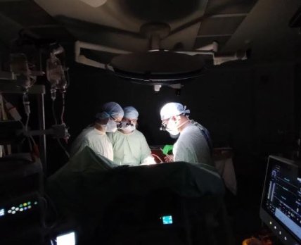 Почти во тьме: львовские кардиохирурги провели операцию на сердце /Facebook